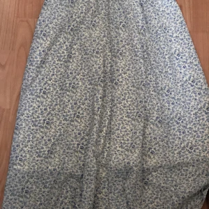 Blå blommig kjol från shein - Blå blommig kjol. I mycket bra material