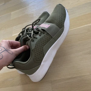 Puma sneakers  - Storlek 40,5