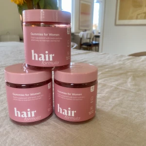 Hairgummies - Hair gummies  Hår tabletter/godis för att få längre och friskare hår. Två oanvända och en halv burk kvar. Säljer då jag var känslig mot ett av ämnena som som innehåller. Nypris 750