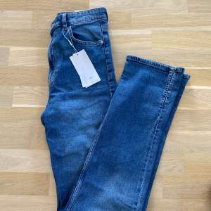 Helt oanvända jeans med prislapp kvar Storlek 40