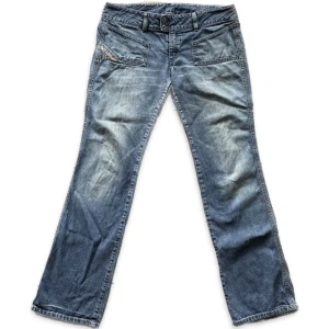 Diesel jeans - Så nice jeans från diesel! Inte sätt några defekter. Hittar ingen strlk men 43cm i midjan (mätt rakt över) och 83cm i innerbenslängd.