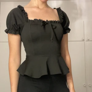 Topp - Mycket söt topp från BOOHOO i storlek 38.