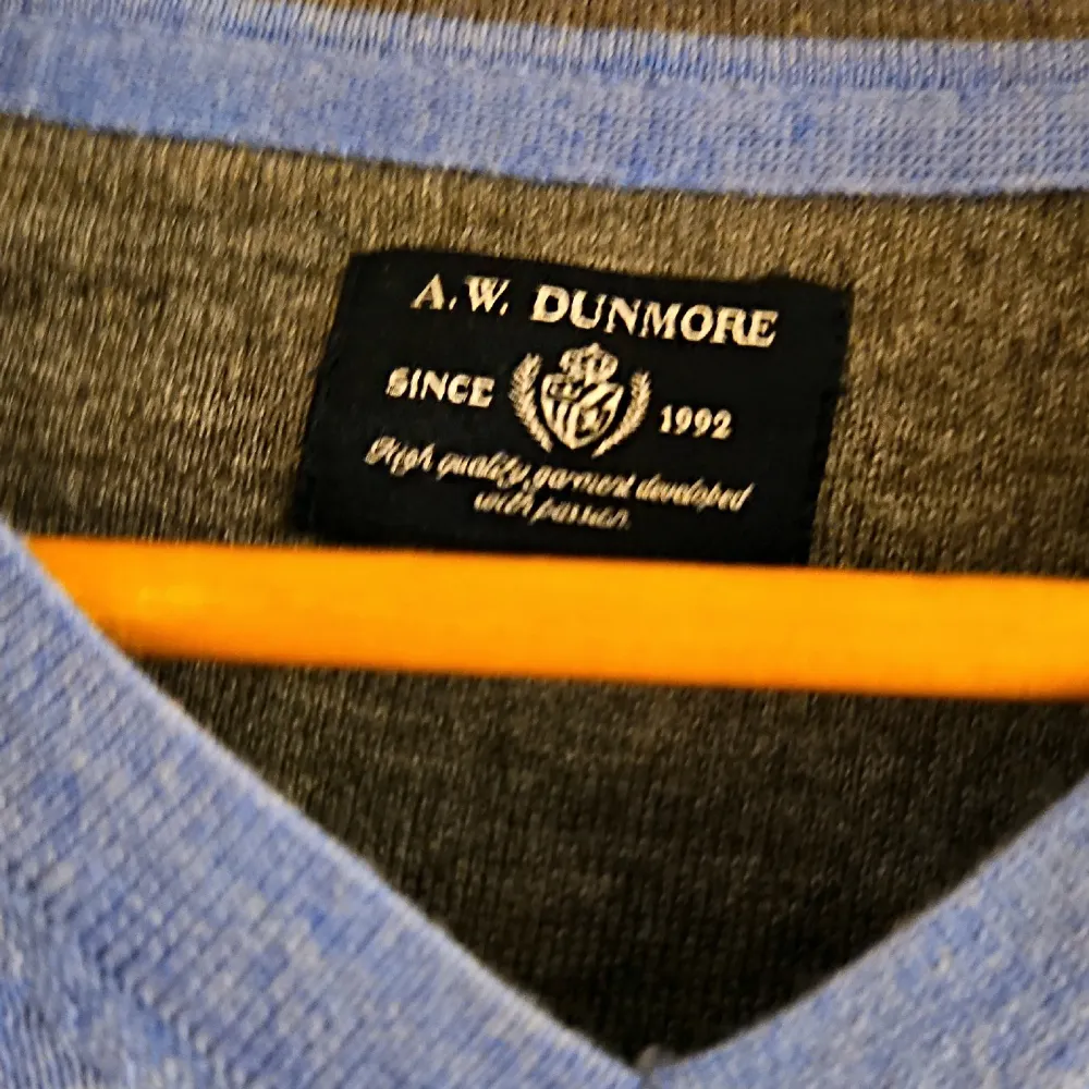 Blå pullover från A.W DUNMORE - Large  Aldrig använd. Tröjor & Koftor.