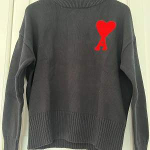 Säljer en mycket eftertraktad Ami Paris sweatshirt i mycket fint skick🍾 Inga defekter alls. Og tags medföljer självklart.