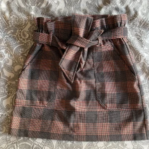 Zara kjol. - Rutig kjol perfekt för hösten. 