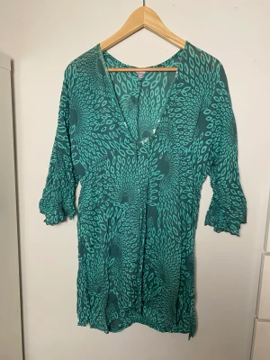 Super söt klänning❤️ - En superfin klänning som har många olika användningar. Kan både vara en middagsklänning eller en strandklänning beroende på hur man stylar den. Super gulligt mönster. Köra ifrån lola i strl M.❤️