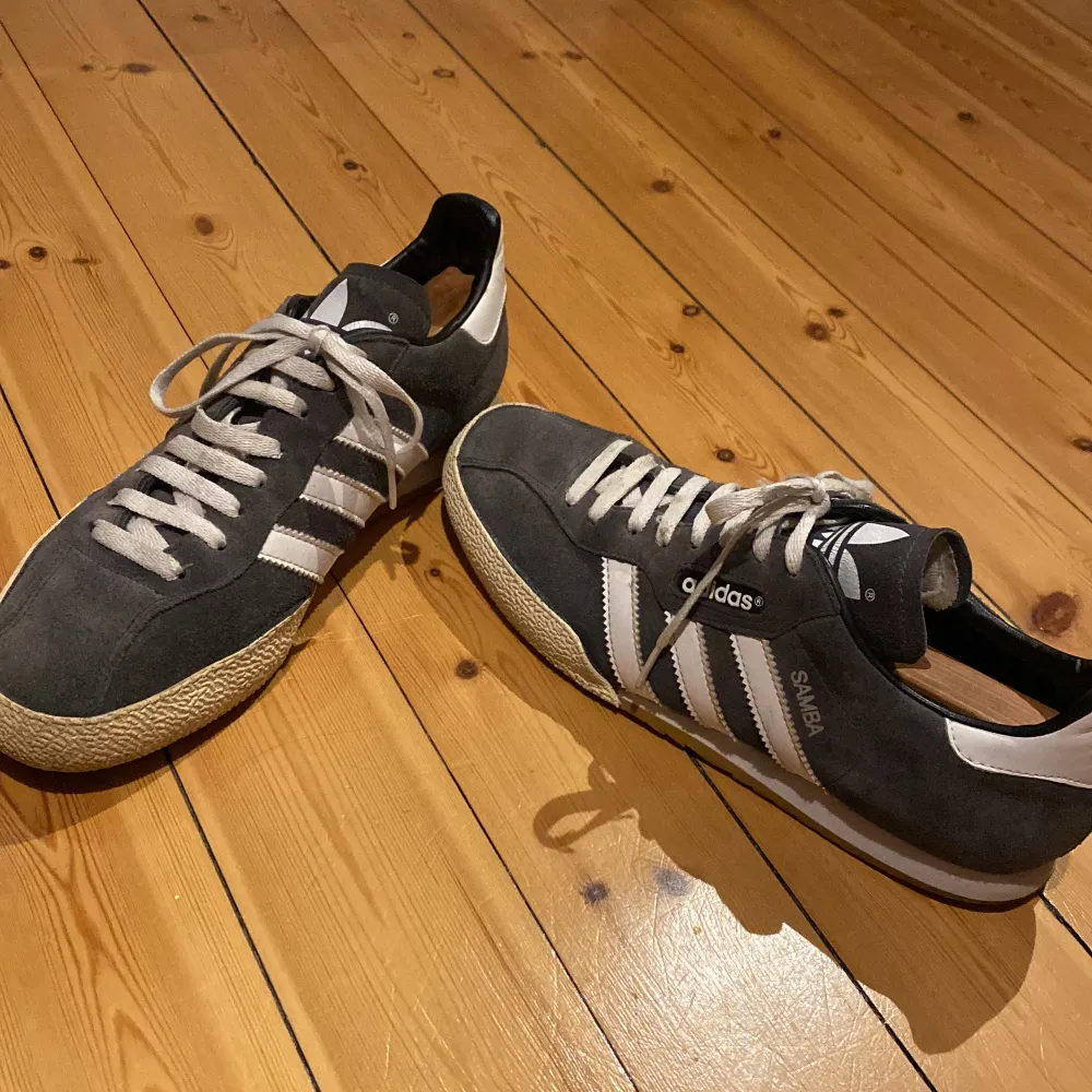 Ett par adidas samba som är storlek 42. Varsamt använda och i fint skick. Kom Dm om du har några frågor. Skor.