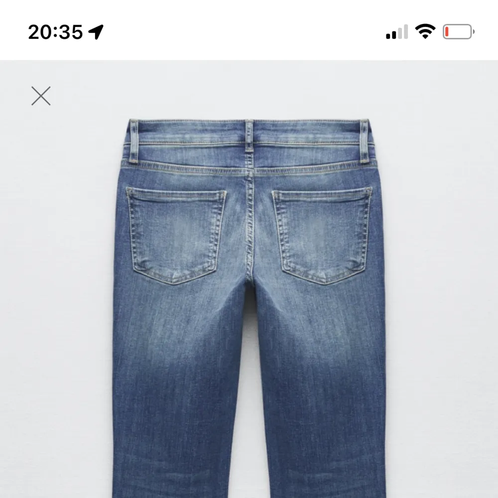 säljer dessa lågmidjade jeansen från zara!! väldigt bra skick då de knappt har kommit till användning, skriv privat för mått eller mer bilder 💘 nypris 400. Jeans & Byxor.