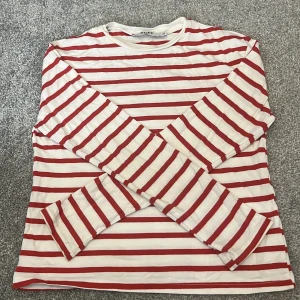 Randig tröja - Säljer nu denna randiga tröja då den inte kommer till användning längre! Fint skick, inga defekter❤️