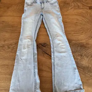 Blåa jeans i bra skick. Storlek 11-12 152 cm i längden
