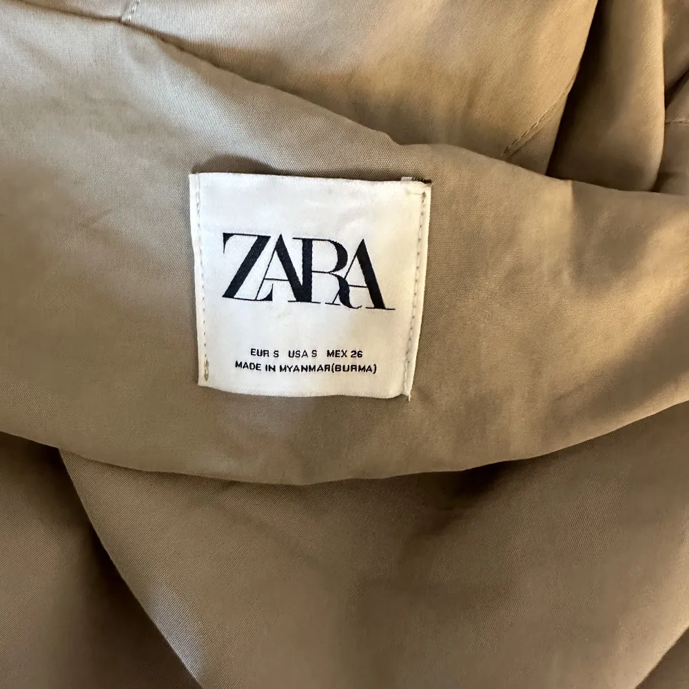 Säljer denna jacka från Zara som är perfekt till hösten. Trekvartsärmad jacka. Jackor.