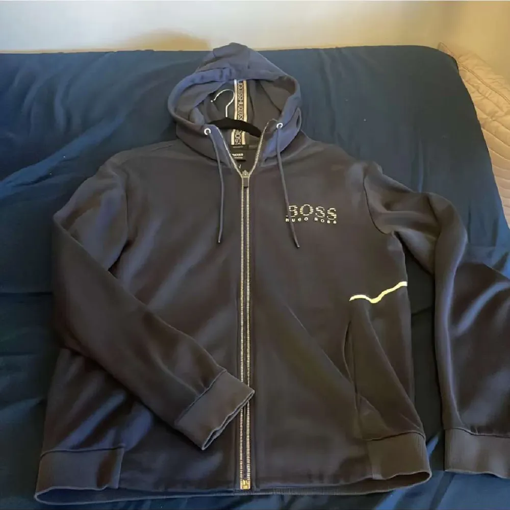 Hugo boss kofta bra skick säljer eftersom den e för liten. Hoodies.