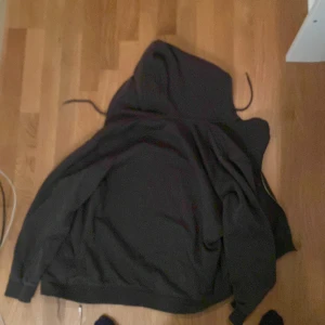 Weekday hoddie - En grön weekday hoddie som är i bra skick 
