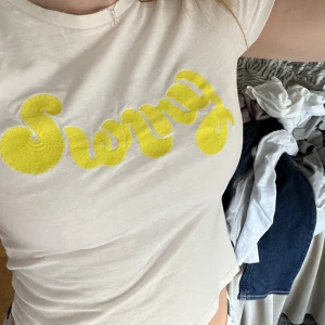 Topp med tryck  - Säljer för får inte mycket användning av den💗 Står ”sunny” på den!