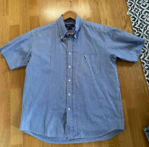 Ralph Lauren skjorta - En alldeles för sexig kortärmad skjorta från Ralph Lauren. Vintage, blåvit randig, inga flaws.