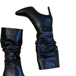 Läder boots - Köpte de på Plick men passade inte, kan skicka fler bilder men helt oanvända 