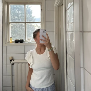 Zara topp - Säljer denna topp/t-shirt från zara i storlek M, bra skick!