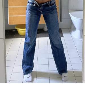 Zara jeans i jätte fin mörkblå färg! Säljer då dom tyvärr inte passar mig längre😀 storlek 34! Hör av er för frågor eller om ni kan tänka er köpa 😁