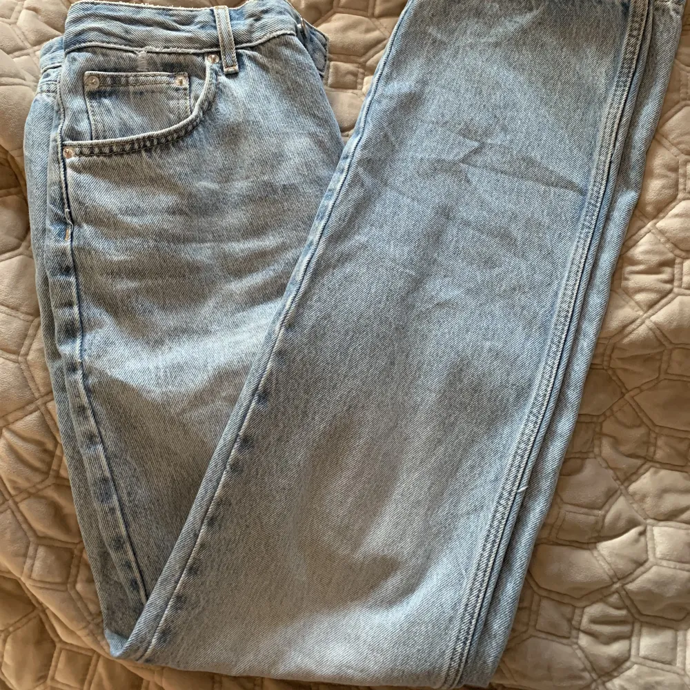 Midrise straightleg jeans från pull and bear, använd endast en gång 💙. Jeans & Byxor.