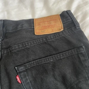 Lågmidjade Levi’s Jeans - Levis jeans. I gott skick endast använda ett fåtal gånger. De är lågmidjade och i herrmodell men passar fint även på en tjej.  De finns dock en fläck på baksidan av ena benet som jag inte lyckats få bort. Därav det billiga priset🫶🏼