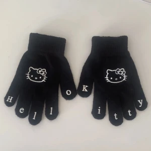 Hello kitty vantar - Svarta vantar med hello kitty tryck🖤