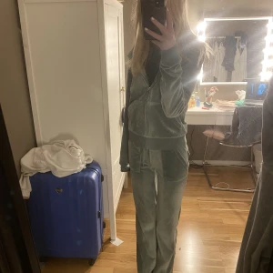 Ljus grön juciy tröja💚 - Denna Juciy couture tröjan har använts fåtal gånger ca 2 - 3 ggr. Jag säljer den för 550kr (nypris 1200kr)