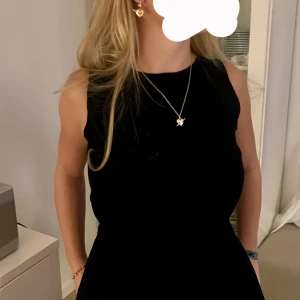 Svart topp - Superfin svart topp med öppen rygg