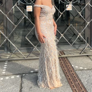 Balklänning - Säljer denna balklänning som jag endast haft en gång på mig som är i jätte bra skick. Pris kan diskuteras vid snabb affär 