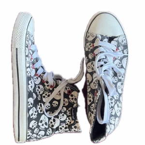 döskalle skor - köpta på myrorna men tyvärr för små, de är i bra skick även om de är tidigare använda (herr storlek 39  men passar snarare 37-38