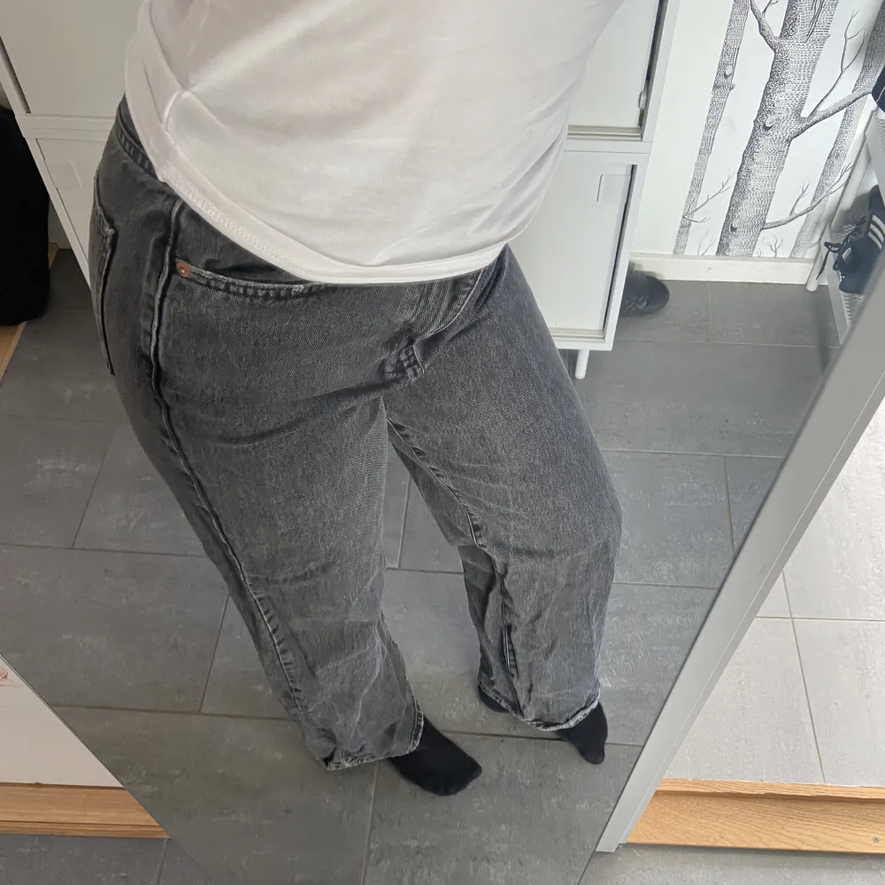 Jeans från Gina Tricot som nästan är helt nya endast använda 1 gång✨💞 Storlek 38 💗 Jag är ca 170 cm🤍🤍. Jeans & Byxor.