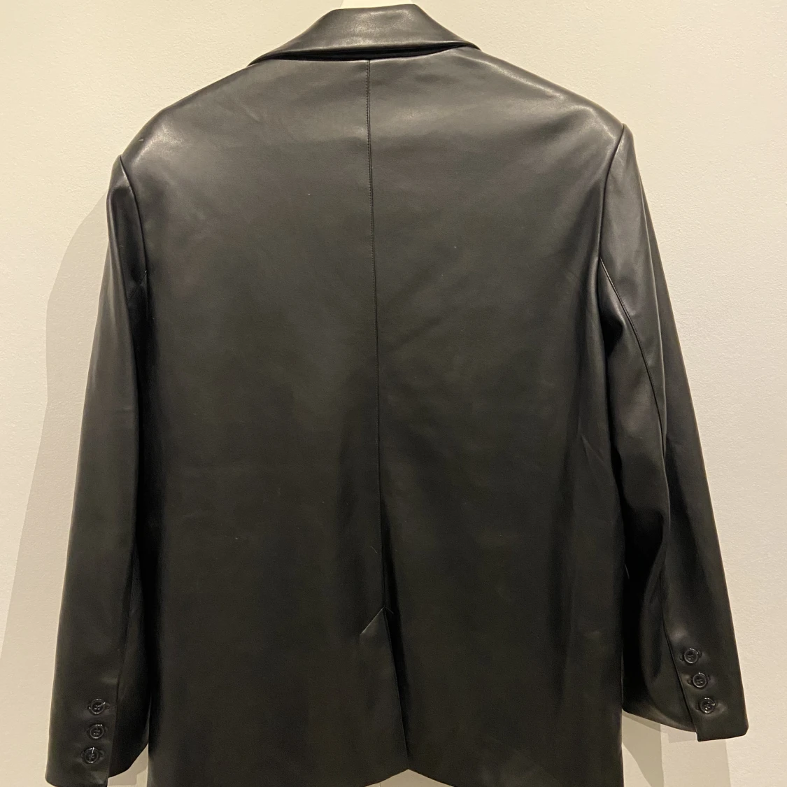 Svart ”skinn kavaj” från nakd - 90