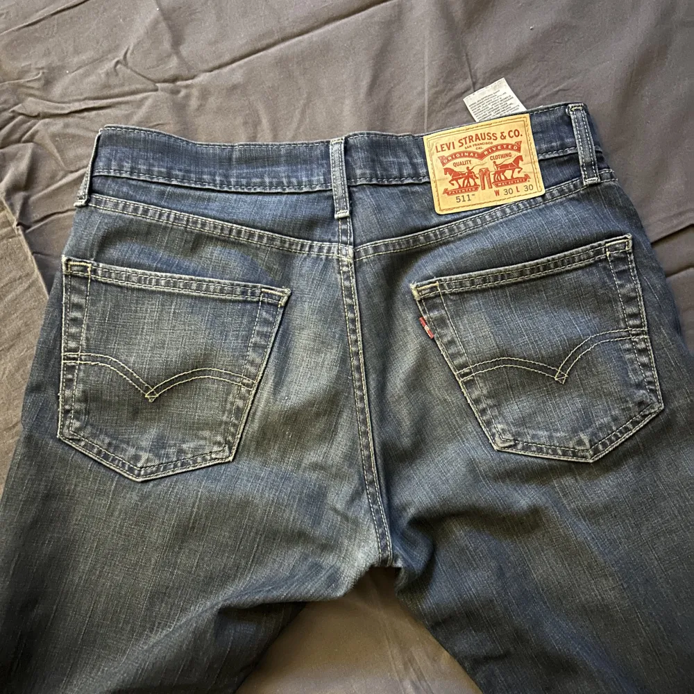 Ett par blåa levis jeans, storlek 30/30. Medell 511. Jeans & Byxor.
