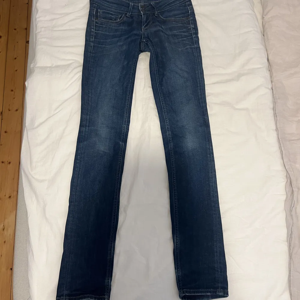 Säljer dessa skitsnygga raka lowrised jeansen från Only som dessvärre är för små! Dom är i bra skick och är i storlek 25/34💗💗. Jeans & Byxor.