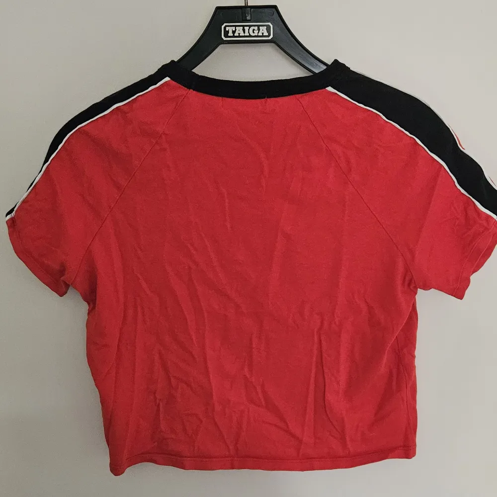 En röd tshirt i lite kortare modell från bershka. . T-shirts.