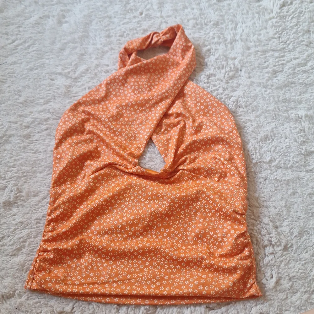 Fint oranget linne från bik bok  Andvänt endast 1 gång . Toppar.