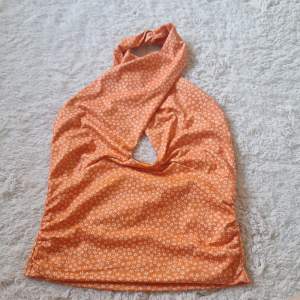 Fint oranget linne från bik bok  Andvänt endast 1 gång 