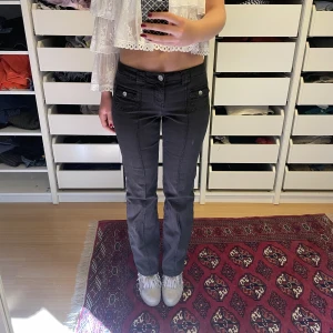 Trendiga H&M jeans - Skitsnygga, trendiga jeansen från H&M!! Säljer pågrund av att de är lite förkorta. Inga defekter!Hör gärna av er!!💓💓