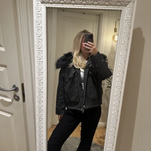 Jacka - Fodrad jeansjacka med pälskrage, köpt från boohoo för flera år sedan men knappt använd så fint skick, storlek 38