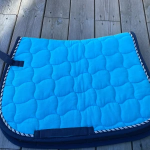 Schabrak - Hööks, osäker ifrån vilket märke. Ponny,allaround Använt endast för att prova storlek, lite vita hår på insidan men går att tvätta bort. Tvättar såklart innan jag skickar! Säljer för 200 
