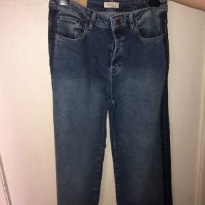 Blåa jeans, vida ben med en mörkare detalj på sidorna. Storlek 38  (Köpte de för länge sen men haft de en gång eftersom de är alldeles för stora för mig) ❤️