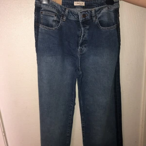 Jeans byxor blå - Blåa jeans, vida ben med en mörkare detalj på sidorna. Storlek 38  (Köpte de för länge sen men haft de en gång eftersom de är alldeles för stora för mig) ❤️
