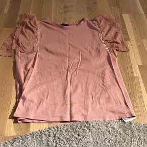  en fin rosa Basic t-shirt. Har aldrig använt .OBS tar endast Swish numret finns i min bio 