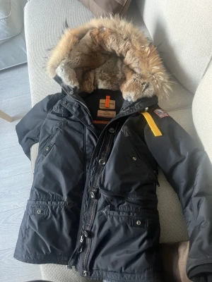 Parajumpers Doris vinterjacka - Svart Parajumpers Doris vinterjacka i nytt skick. Inga fläckar, hål eller nopprar. Köpt för cirka 1-2 år sedan och knappt använd då den var liten redan när jag fick hem den. Köpt på johnelles.se men har tyvärr inte kvar kvittot.  Storlek: x-smal