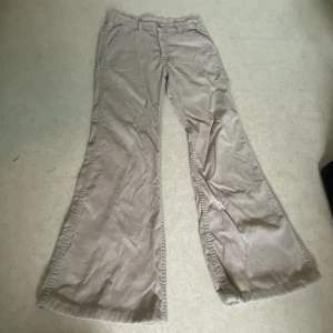 manchester bootcut byxor - ganska tunna och sköna med stor bootcut. 80 cm runt midjan  100cm långa