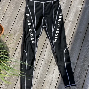 Träningstights kontrast - Träningstights från missguided med kontrasterande sömmar. Använda ett fåtal gånger, inköpt för 150kr