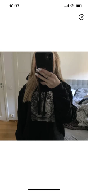 The cool elephant  - En svart the cool elephant hoodie med en tiger på😍 skit snygg och skön🥰 den är i fint skick. skriv för mer bilder❣️