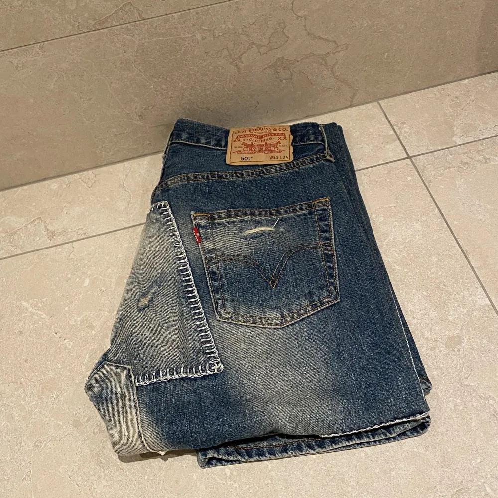 Levi’s 501 vintage jeans storlek W30 L34 modellen är 185 och väger 70kg. Jeans & Byxor.