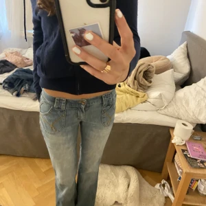 Lågmidjade jeans med coola detaljer - Kollar intresset på mina Assnygga lågmidjade jeans med jätte coola detaljer och fickor, skriv till mig om du vill köpa och för vilket pris💗💗 de är raka/utsvängda