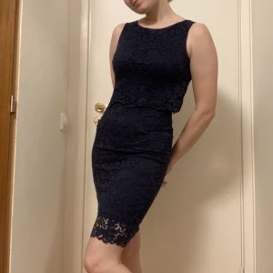 Mörkblå Klänning - En mörkblå klänning (den är ljusare i verkligheten är på bilderna, tänk typ marinblått) 💙 Stretchigt material och fint mönster på tyget ✨ Pris kan diskuteras 🙌