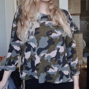 Tröja i camouflage  - Snygg tröja i camo-mönster. Trekvartsärm och slappare passform. Mycket bra skick. Skriv om du har några frågor😉